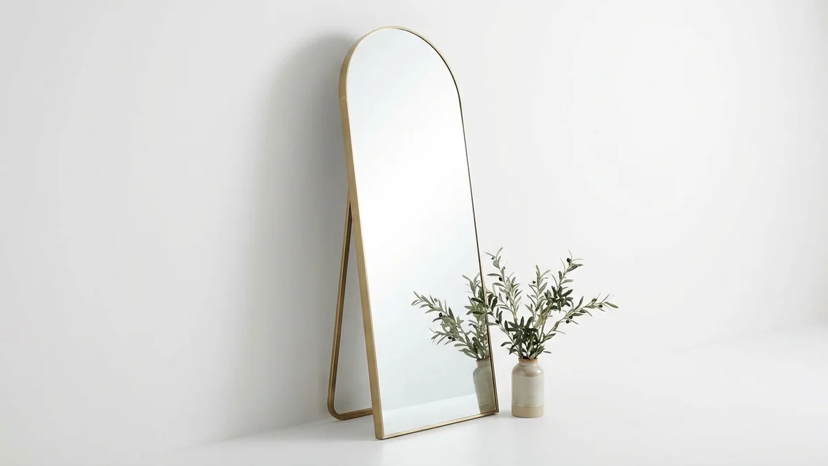 Full length mirror for taking outfit photos